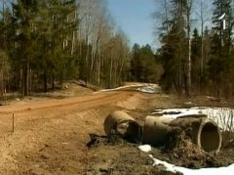 Mārkalnes pagastā kvalitātes dēļ slēdz rudenī renovētu ceļu (video)