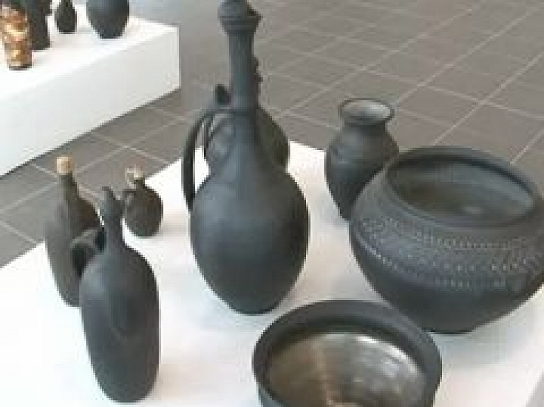 Latgales mākslas un amatniecības centrā iespējams apskatīt keramikas izstādi (video)
