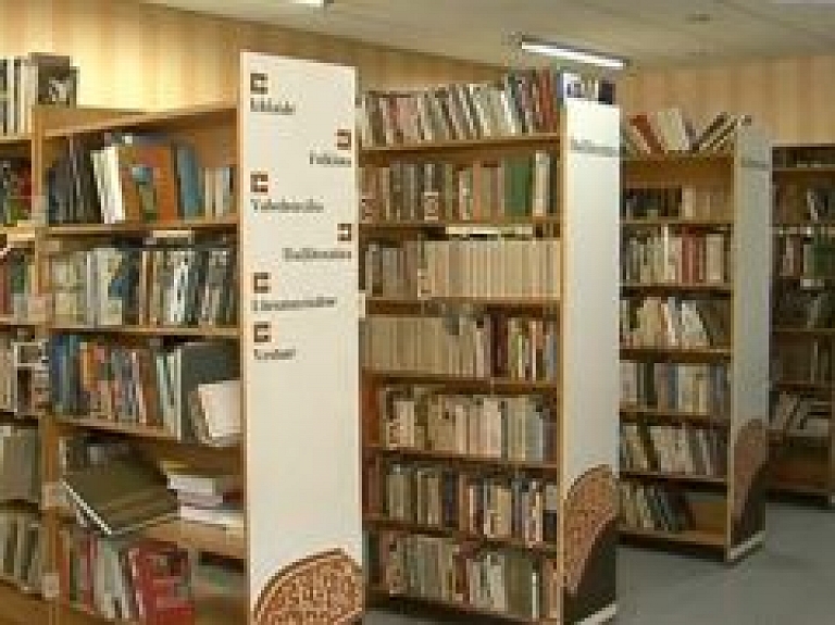 Rušonas pagastā iespējams apskatīt Gleznu un cimdu izstādi (video)
