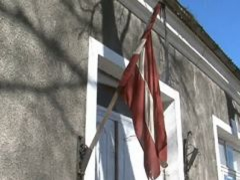 Atbrīvošanas alejā nedēļu izkārts Latvijas karogs ar sēru lenti (video)