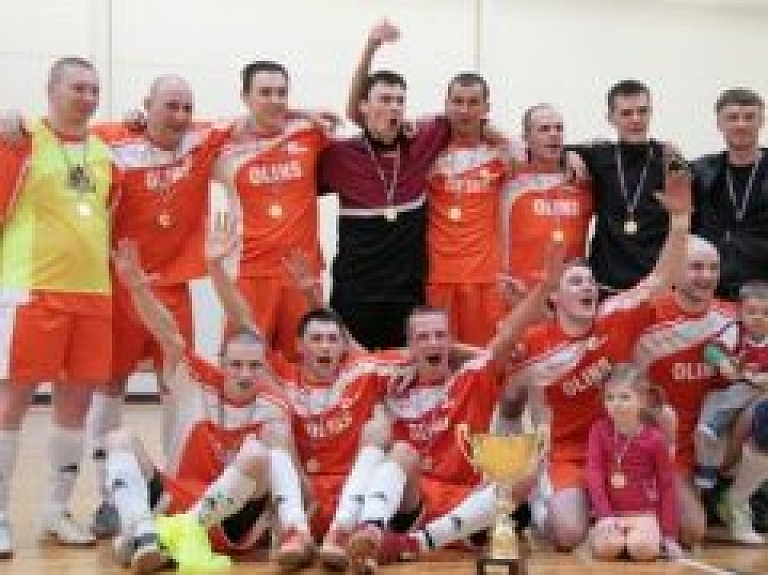 Jēkabpils "Olins" futbolisti triumfē Latvijas reģionālajā telpu futbola čempionātā (galerija)