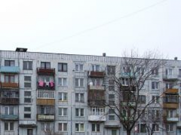 Liepājas Karostas teritorijā iedzīvotāju tuvumā ilgstoši glabājas bīstami atkritumi (video)