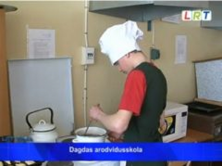 Dagdas arodvidusskolā apgūst pavāra profesiju (video)