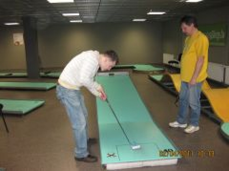 Liepājā Latvijas ziemas čempionātā minigolfā uzvar Jānis Medveckis un Ilze Kupce