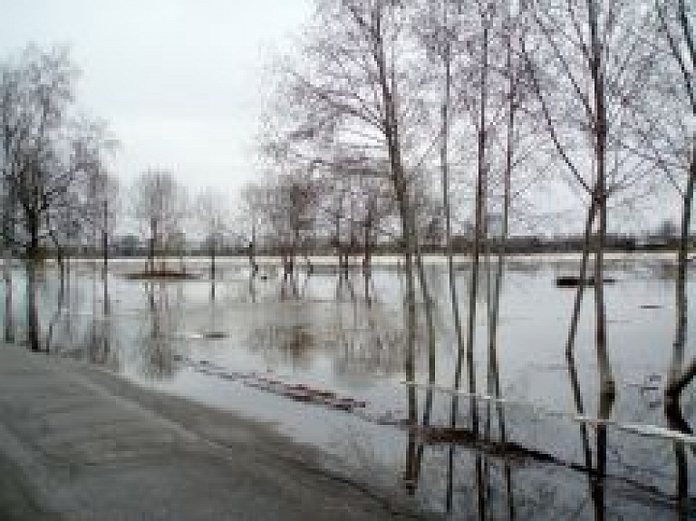 Ogrē pirmais plūdu dēļ evakuētais; ūdenslīmenis cēlies par diviem metriem (video)