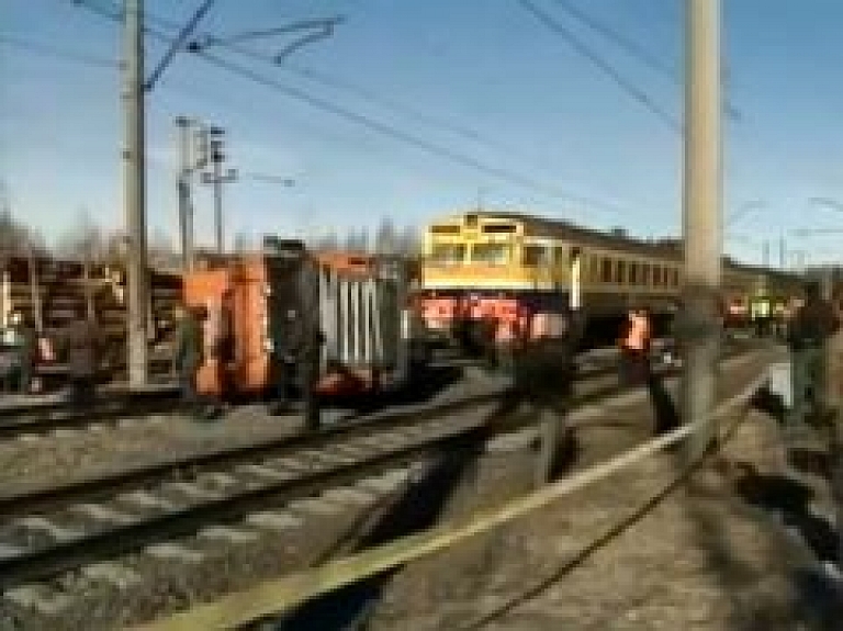 Meklē vilciena un smagās automašīnas sadursmes Ķegumā vaininiekus (video)