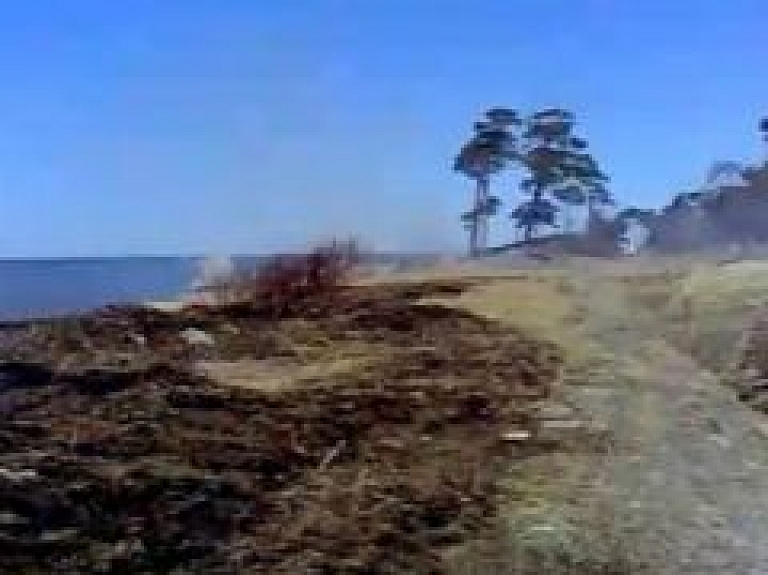 Liepājā karostā pie ziemeļu mola dega kūla (video)