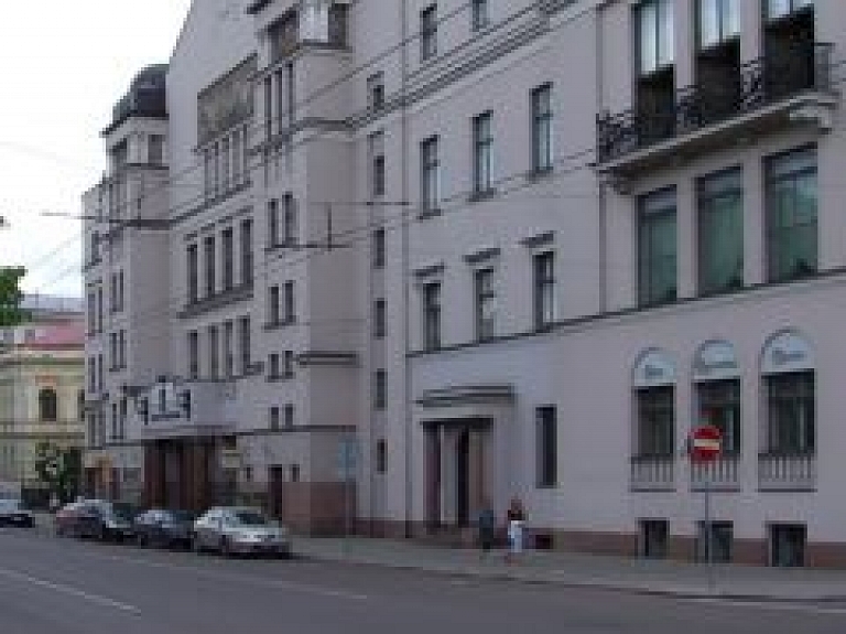 Rīgas Latviešu biedrības sakopšanas talkā no telpām izved 36 kubikmetrus būvgružu (video)