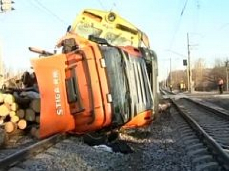 Atjaunota vilcienu un autotransporta satiksme pēc avārijas Ķegumā (video) - papildināts