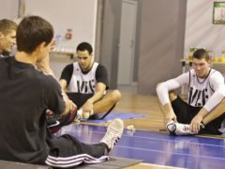 Basketbola kluba "VEF Rīga" sportisti iesaistās sulu dzeršanas projektā (galerija)