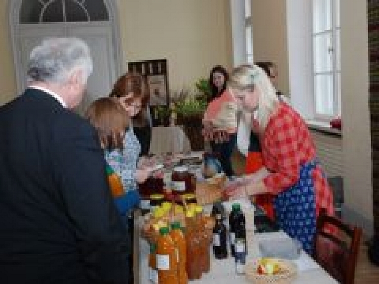 Šodien Jelgavas pilī notiek tradicionālais pavasara tirdziņš un koncerts