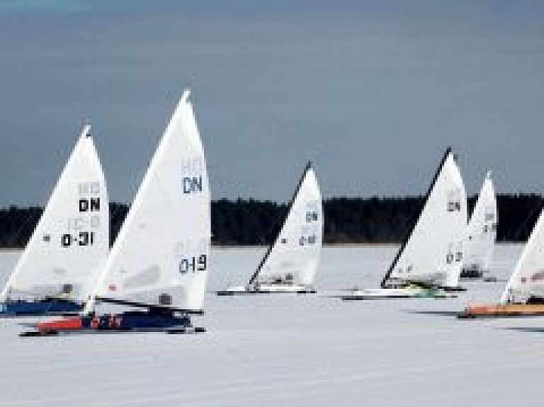 Ķīšezerā noskaidro Latvijas čempionus ledusburāšanā