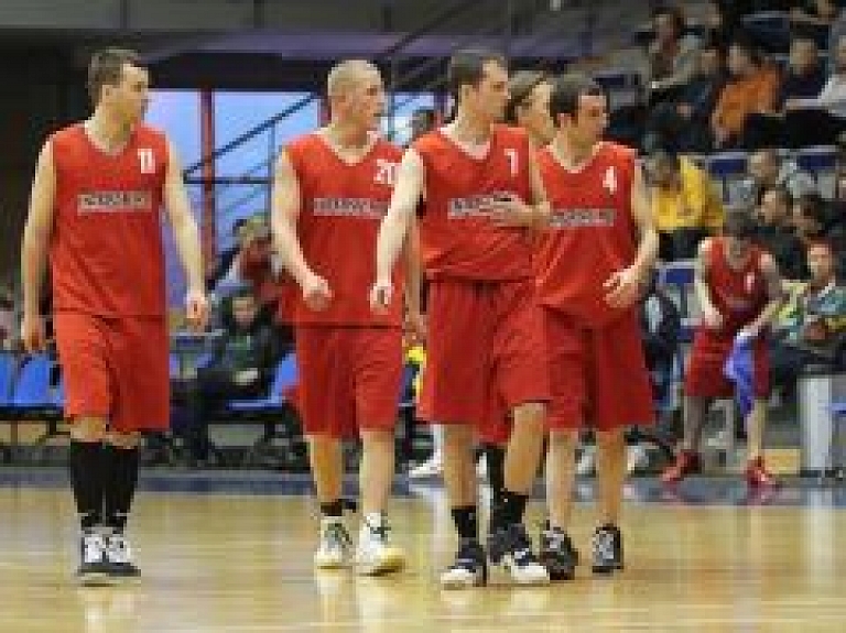 "Autobusu parks" basketbolisti nostiprina čempionāta līderpozīcijas Liepājas pilsētas basketbola čempionātā