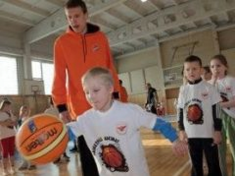 Rīt divās Rīgas skolās notiks akcija "Basketbols aicina"