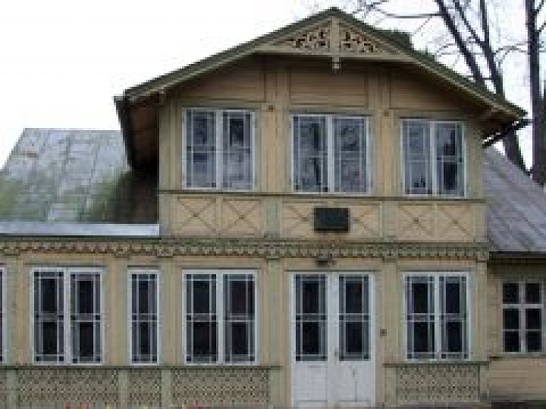 Šovakar Raiņa un Aspazijas vasarnīcā notiek savdabīga modes skate "Aspazijas cepure"