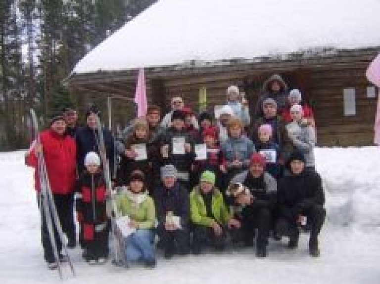 Jēkabpilī slēpotāji noslēdz sezonu ar stundas slēpojumu
