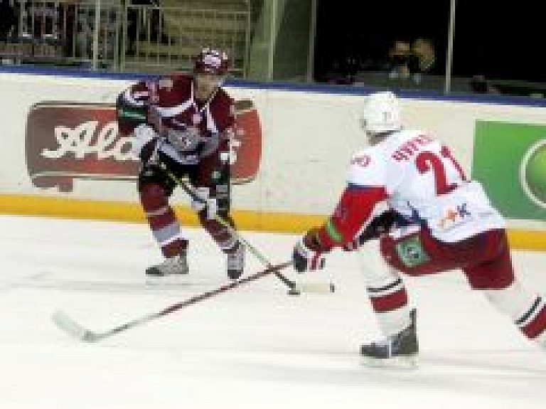 Rīgas Dinamo piedzīvo smagu zaudējumu pret Jaroslavļas Lokomotiv komandu