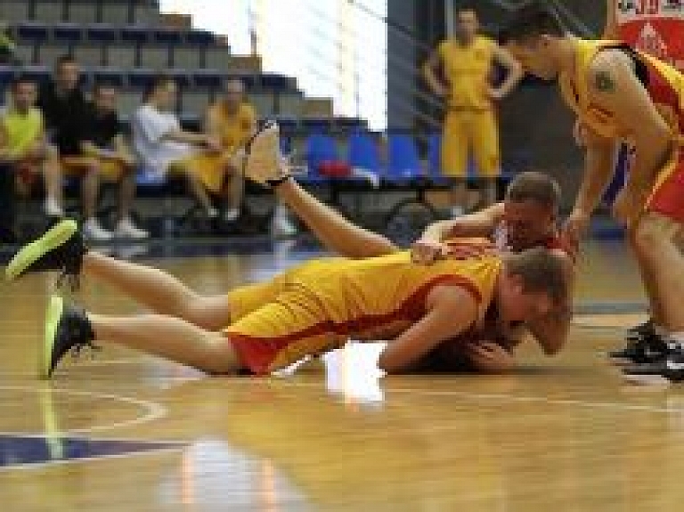Turpinās cīņas Liepājas pilsētas basketbola čempionātā
