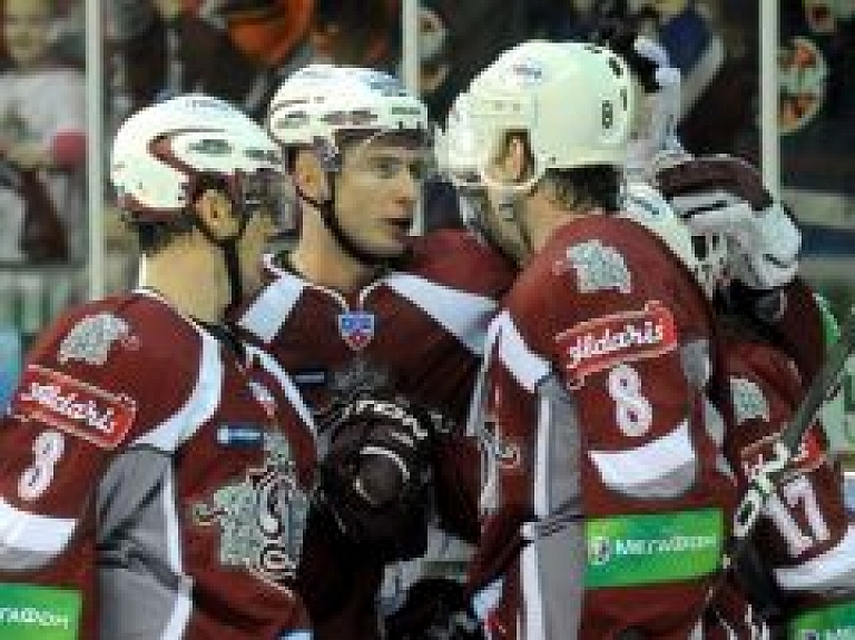 Rīgas Dinamo pieveic Jaroslavļas Lokomotiv komandu