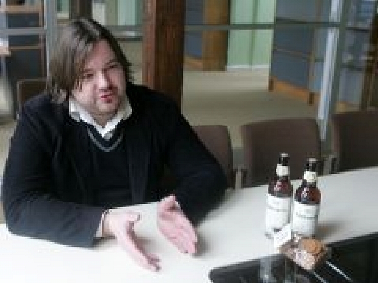 Valmiermuižas alus un Užavas alus līdzīpašnieki pārrunās pārpratumu saistībā ar alus receptes noskatīšanos