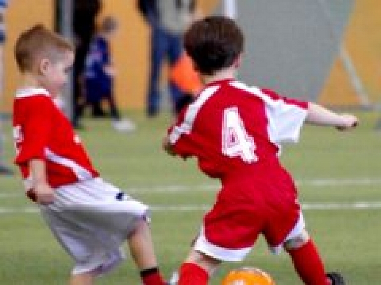 Rīgā notikušajā futbola turnīrā bērniem trimufē četras komandas