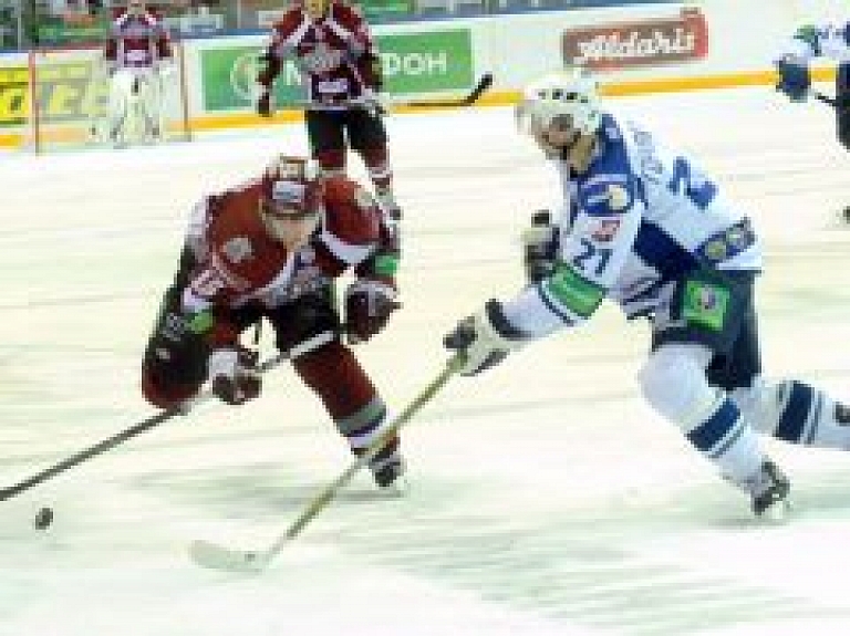 Rīgas Dinamo komanda sīvā cīņā pieveic Maskavas Dinamo