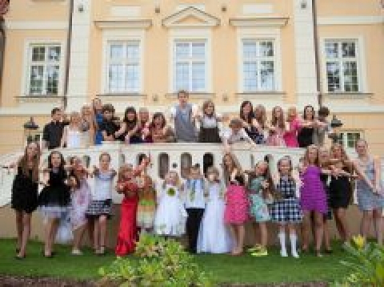 Jūlijā Mārcienas muižā notiks projekts bērniem un jauniešiem "Satikšanās dejā" (video)