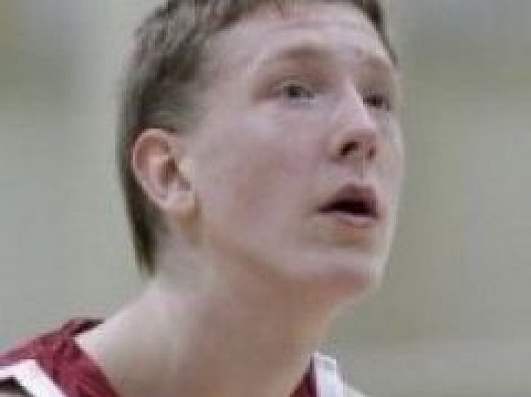 Valmieras Bērnu sporta skolas audzēknis Rolands Šmits piedalīsies basketbola nometnē Londonā