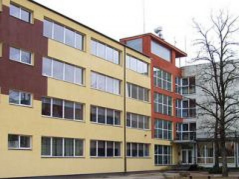 Šodien Kuldīgas Centra vidusskolā notiek tikšanās ar rakstnieci Kristīni Ulbergu-Rubīni