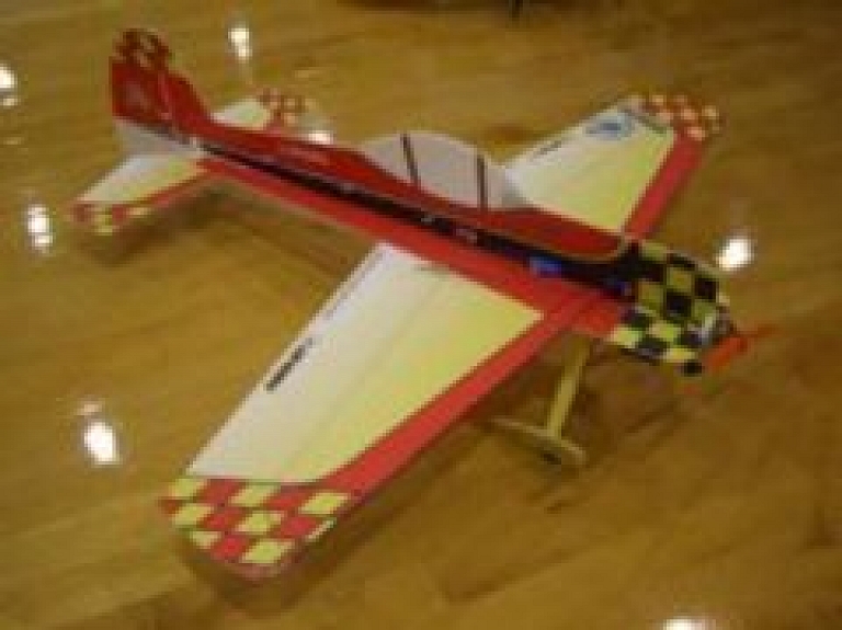 Šodien Siguldas 1.pamatskolā notiek iekštelpu modeļu lidošana zālē