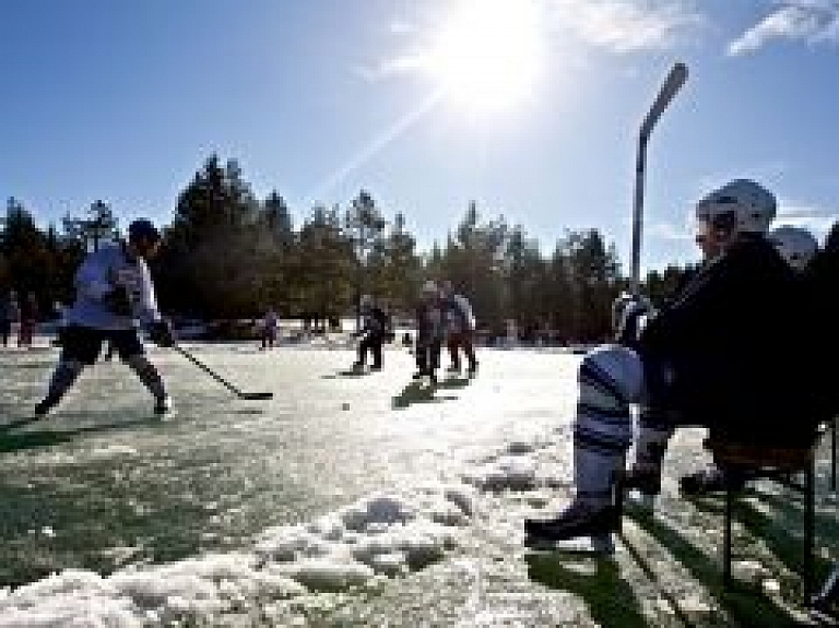 Rīt uz Saldus ezera notiks Latvijas dīķu hokeja čempionāta Red Bull Open Ice otrais posms (galerija)