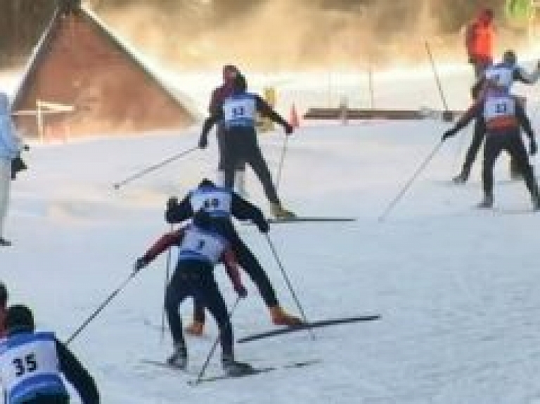 Tautas slēpojumā "Baiļu apļi" startē ap 200 sportistu (video)
