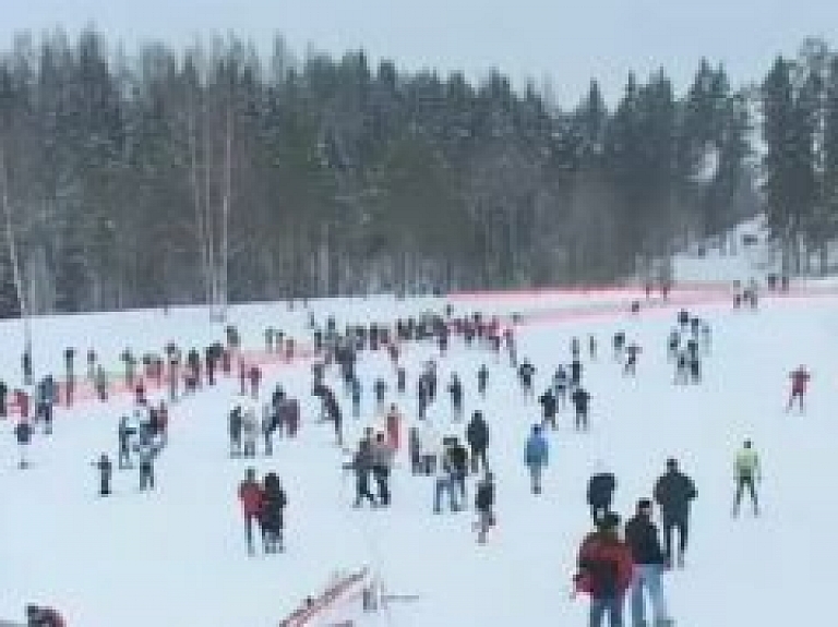 Tautas slēpojumā "Madona" piedalās ap 500 dažādu vecumu sportisti (video)