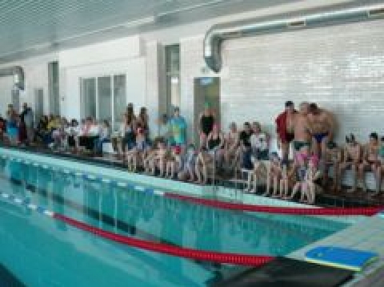 Jēkabpilī piecu kārtu peldēšanas maratonā piedalās 54 dalībnieki