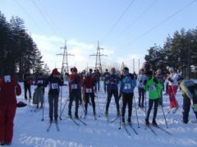 Jēkabpilī ziemas priekus bauda slēpojot