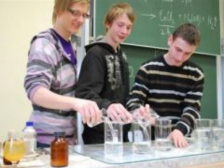 Valmierā uzsāks nodarbību ciklu 5. un 6.klašu skolēniem "Cilvēks un daba ķīmijas laboratorijā"