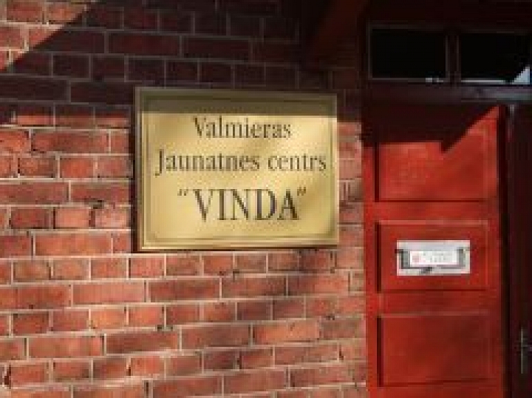 Apstiprina amatā Valmieras Jaunatnes centra "Vinda" direktoru