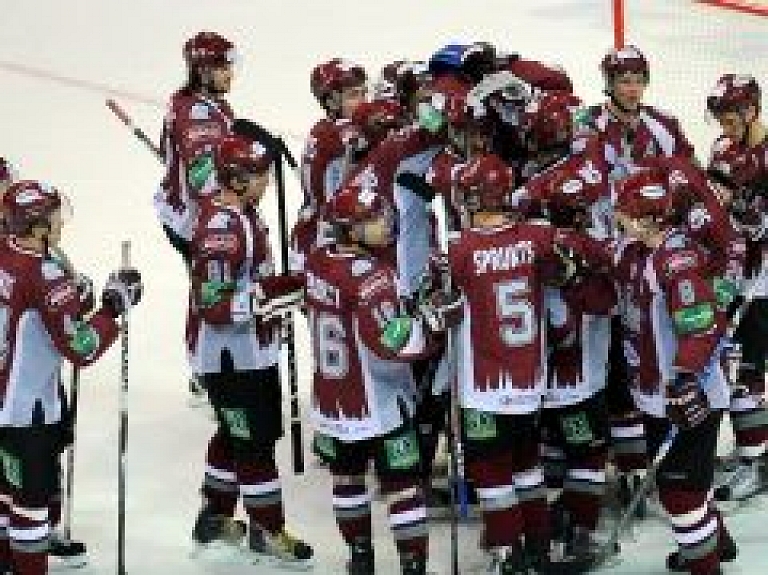 Rīgas "Dinamo" svarīgā spēlē pārspēj Maskavas "Spartak"