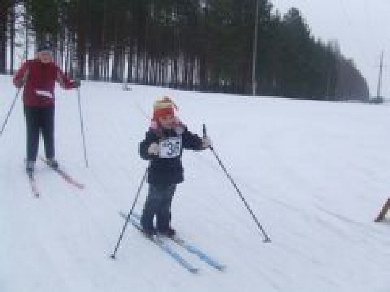 Jēkabpiliešus aicina piedalīties slēpošanas sacensībās "Veselības kilometri"