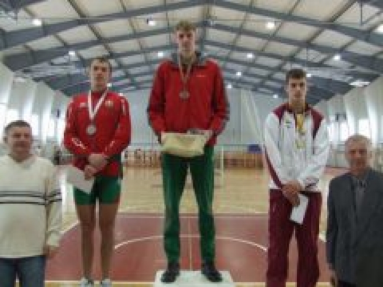 Jēkabpilī ziemas atklātās vieglatlētikas sacensības "Daugava 2011'' noslēdzas ar trīs rekordiem