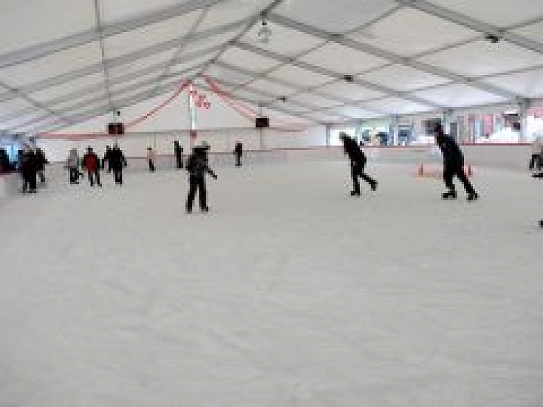 Šodien Rīgas publiskajā slidotavā notiks hokeja mačs zēnu komandām