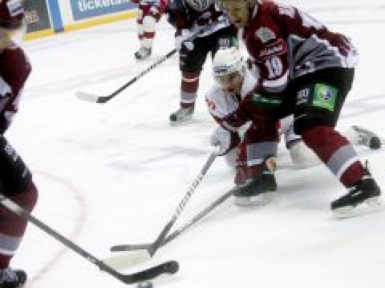 Rīgas "Dinamo" piekāpjas KHL līdervienībai Jaroslavļas "Lokomotiv" (1:3)