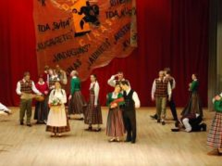 Berģu dejotāji tiek pie jauniem tautastērpiem