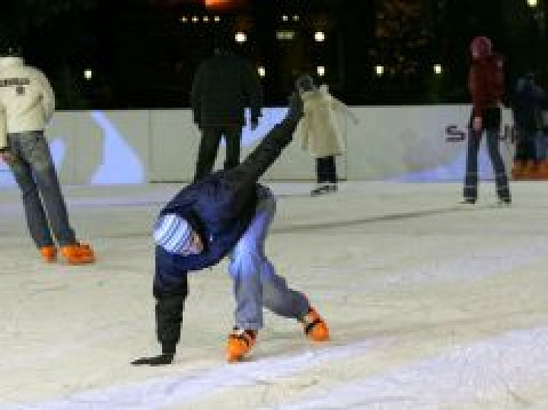 Ziemassvētkos darbu sāks "Galleria Riga" slidotava