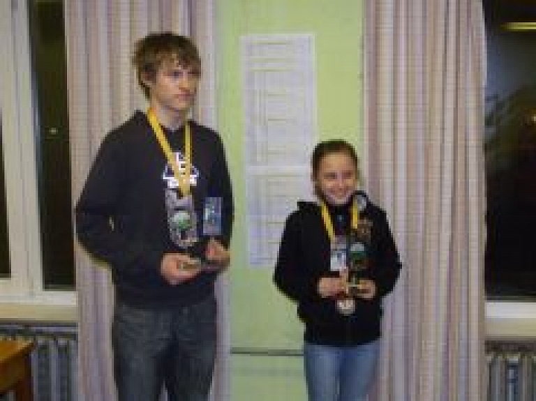 Jēkabpilī pusstundas skrējiena dalībnieki sadala medaļas