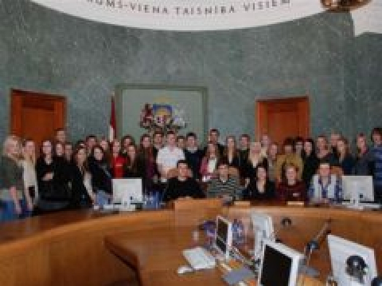 Jauno politiķu skolas dalībnieki piedalījās semestra noslēguma nodarbībā Rīgā
