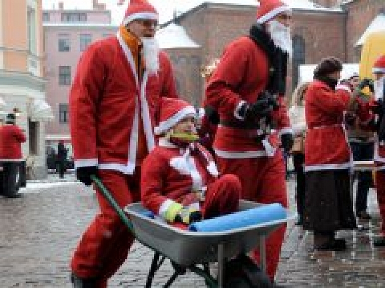 Šodien Vecrīgā notiks Ziemassvētku vecīšu labdarības skrējiens