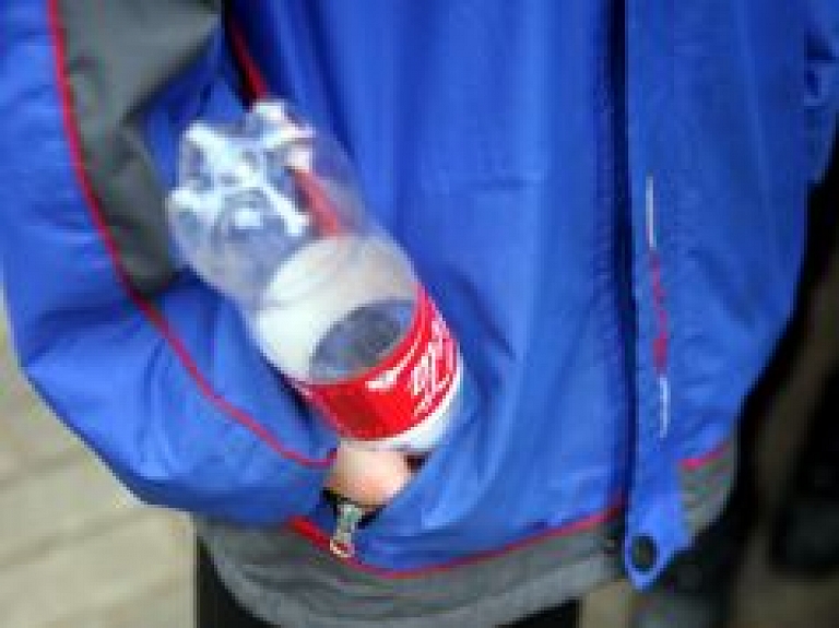 Rīgā alkohola reibumā aizturēto skolēnu vecāki sūdzas par liegumu bērniem atpūsties