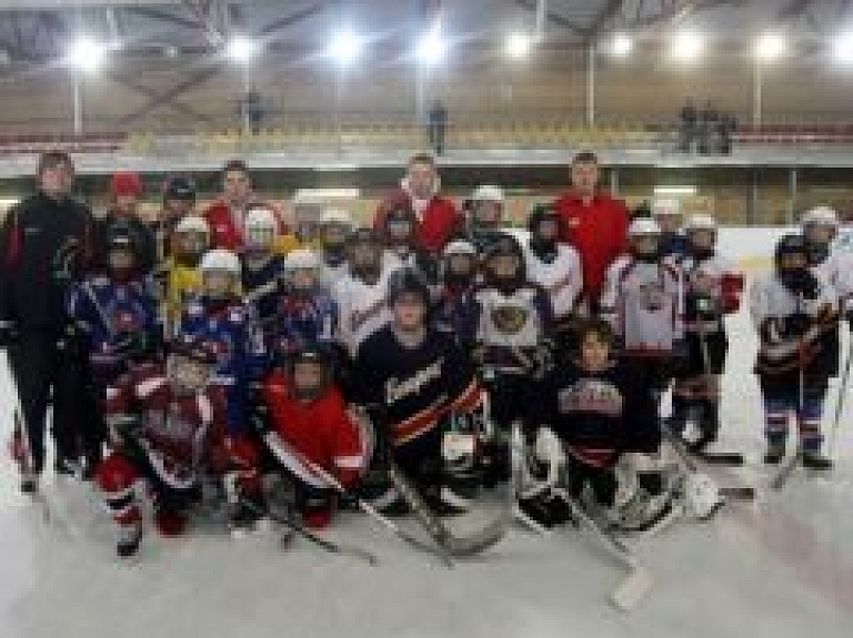 Ar jaunajiem hokejistiem Jelgavā tikās Dinamo hokejisti