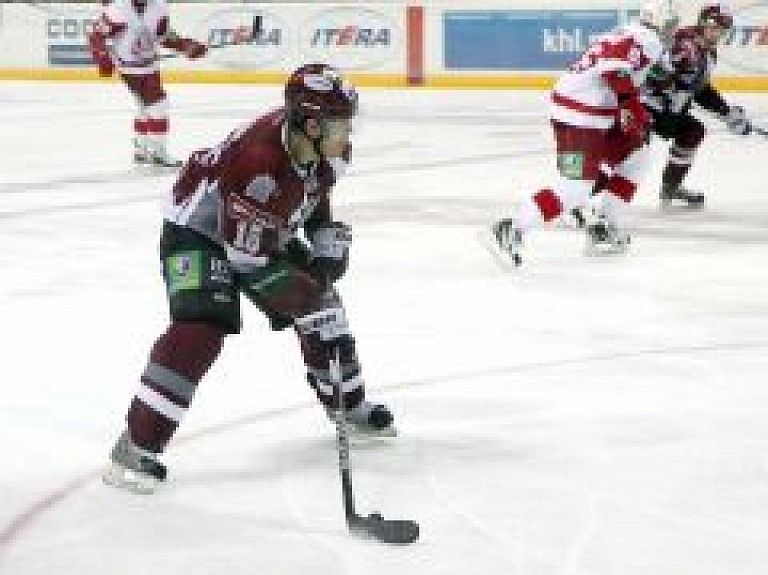 "Rīgas Dinamo" uzbrucējs Mārtiņš Karsums gūst kājas savainojumu